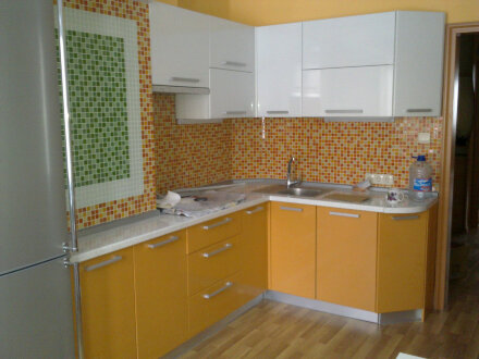 Кухня на заказ угловая белый/оранжевый  